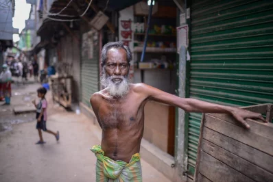 Abdul Jabbar lives in the Korail slum with his wife and only child. Unemployed on health grounds, he is supported by the income of his child, who has not had work for the past 20 days | Mahmud Hossain Opu/Dhaka Tribune