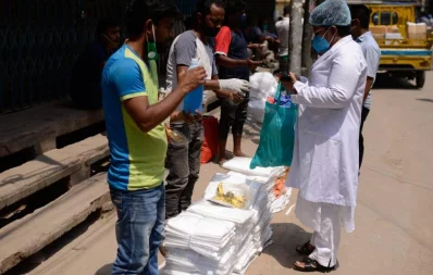 People selling locally produced hand sanitizers and PPE  in front of Mitford Hospital in DhakaMahmud Hossain Opu/Dhaka Tribune