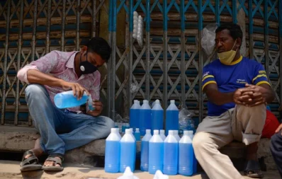 People selling locally produced hand sanitizers and PPE  in front of Mitford Hospital in Dhaka Mahmud Hossain Opu/Dhaka Tribune