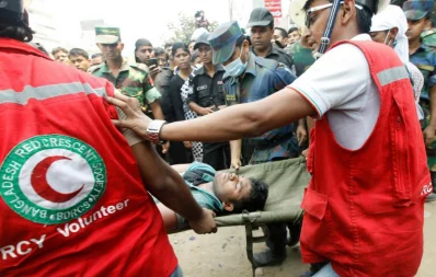 A worker being carried away in a stretcher by a voluntary rescue team Syed Zakir Hossain/Dhaka Tribune