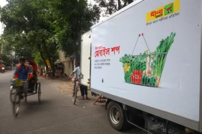 The mobile shop sells basic grocery items as well as fresh vegetables and fruitsnnMehedi Hasan/Dhaka Tribune