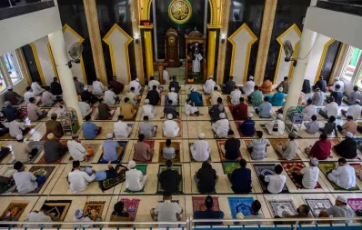 Indonesian Muslims men take part in prayers during Eid al-Fitr, the Muslim festival marking the end the holy fasting month of Ramadan, at a mosque in Palu, Central Sulawesi Province, Indonesia, amid the spread of coronavirus disease (COVID-19), May 24, 2020 Reuters