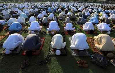 Pakistani Muslims attend Eid al-Fitr prayers to mark the end of the holy fasting month of Ramadan, amid the coronavirus disease (COVID-19) outbreak in Peshawar, Pakistan May 24, 2020 Reuters