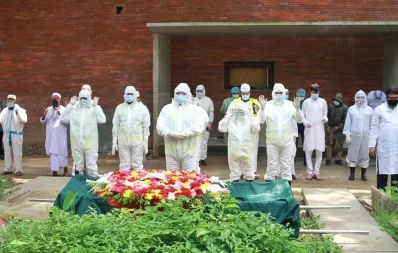 Volunteers of Al-Markazul Islami perform the namaz-e-janaza of Prof Anisuzzaman on Friday, April 15, 2020 UNB