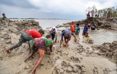 Locals put up a makeshift dam to stop the onslaught of storm surge in Shyamnagar, Satkhira on Thursday, May 21, 2020 Courtesy: Kazi Fazla Rabby