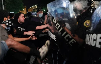 Protesters face US Secret Service uniformed division officers during a demonstration against the death in Minneapolis police custody of African-American man George Floyd, as the officers keep demonstrators away from the White House during a protest in Lafayette Park in Washington, US May 30, 2020nReutersn