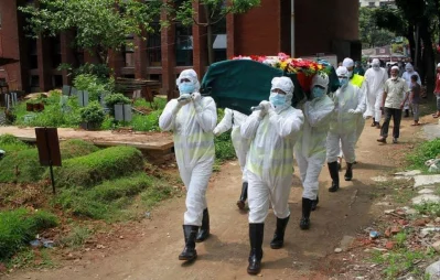 Volunteers carry Prof Anisuzzamans body to the burial site at Azimpur graveyard in Dhaka on Friday, April 15, 2020 UNB