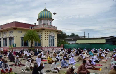 Muslims pray outside a mosque due to limitations and restrictions to halt the spread of the coronavirus during the Eid-ul-Azha festival, in Thailands southern province of Narathiwat on July 31, 2020 AFPn