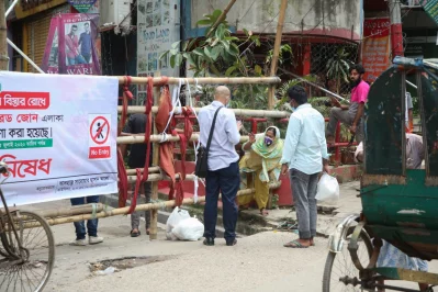 People cros s a makshift barricade in front of  the red zone in Wari on Monday, July 7, 2020 | Mehedi Hasan/Dhaka Tribune