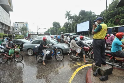 Vehicles wait for traffic signal on Mirpur road in Dhanmondi area of Dhaka on Monday, July 20, 2020 | Rajib Dhar/Dhaka Tribune