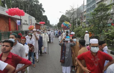 Devotees are in the long queues to enter Baitul Mukarram mosque in Dhaka for offering Eid-ul-Azha prayers on Saturday, August 1, 2020 Rajib Dhar/Dhaka Tribune