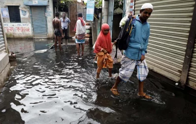 Water seeps into several areas due to heavy rainfall in Uttar Badda area of Dhaka on Saturday, October 24, 2020 Dhaka Tribune