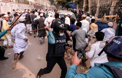 Police charge to disperse hardliner Islamists demonstrating against installation of sculptures, staging the protest at Baitul Mukarram National Mosque in Dhaka on Friday, December 4, 2020 Mahmud Hossain Opu/Dhaka Tribune