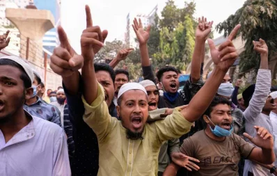 Protesters chant slogans against the creation and installation of sculptures in front of Baitul Mukarram National Mosque in Dhaka on Friday, December 4, 2020 Mahmud Hossain Opu/Dhaka Tribune