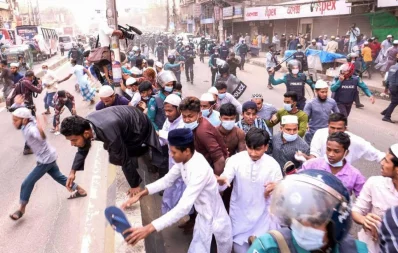Protesters disperse and escape as police charge at them during an anti-sculpture demonstration near Baitul Mukarram National Mosque in Dhaka after Jumma prayers on Friday, December 4, 2020 Mahmud Hossain Opu/Dhaka Tribune