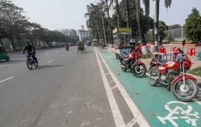 In pictures: Occupying bicycle lane illegally