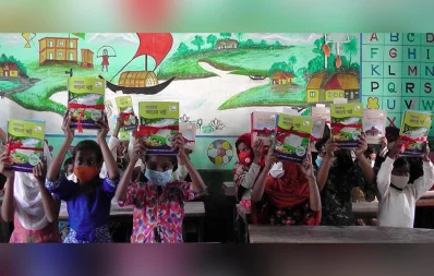 Students of Mikkhangon Government Primary School in Shalbon area, Rangpur with their new books on Friday, January 1, 2021 Dhaka Tribune