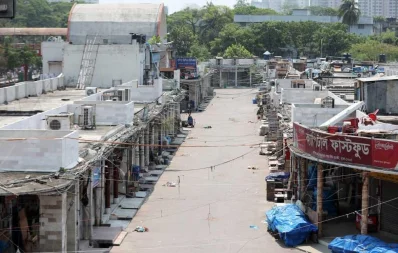 Dhakau2019s New Market wears a deserted look on the first day of the week-long lockdown on Monday Mahmud Hossain Opu/Dhaka Tribunen