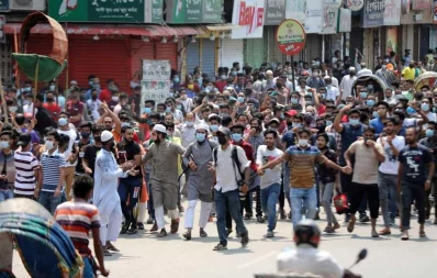 Several hundred shop owners and employees stage a demonstration for the second day at Dhakau2019s Nilkhet area, protesting the governments decision to shut down all shopping malls and markets during the weeklong lockdown Mahmud Hossain Opu/Dhaka Tribune