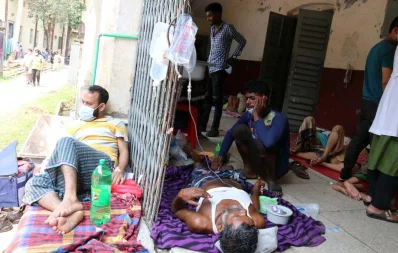 A diarrhoea patient receives treatment at the entrance of Barisal General Hospital as the wards are jam-packed with patients on Wednesday, April 21, 2021 Dhaka Tribune
