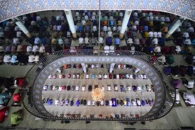 Devotees attend the first Eid congregation at the Baitul Mukarram National Mosque on Friday, May 14, 2021 Mahmud Hossain Opu/Dhaka Tribune