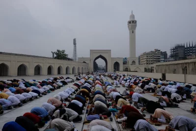 Devotees attend the first Eid congregation at the Baitul Mukarram National Mosque on Friday, May 14, 2021 Mahmud Hossain Opu/Dhaka Tribune
