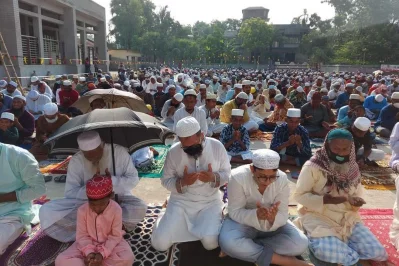 Devotees attend Eid congregation in SatkhiraDhaka Tribune