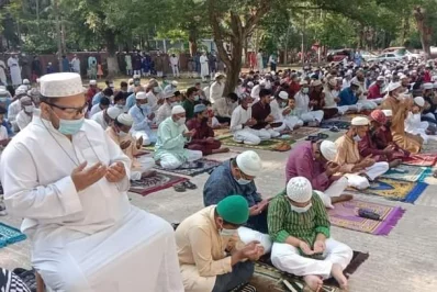 Devotees attend Eid congregation in Khulna Dhaka Tribune