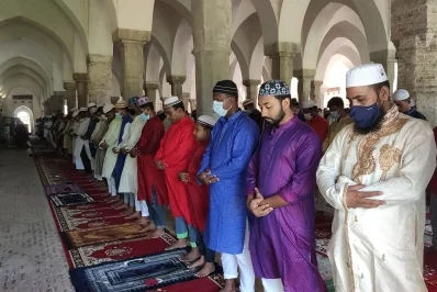 Devotees attend Eid congregation in Bagerhat Dhaka Tribune