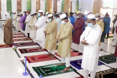 Devotees attend Eid congregation in Barisal Dhaka Tribune