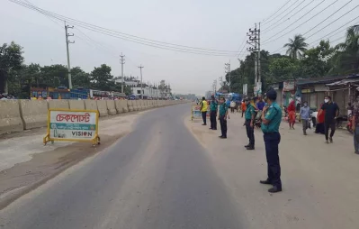 Police set up a check-point in Gazipur to make sure people cannot break rules Dhaka Tribune