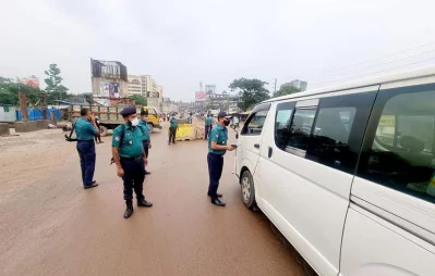 Police stopping a microbus to ask reason of going out during lockdown in Gazipur Dhaka Tribune