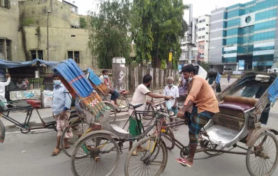 Khulna rickshaw drivers sitting helpless as they could not get passengers due to the lockdown Dhaka Tribune