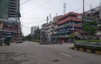 An empty intersection in Rajshahi city Dhaka Tribunen