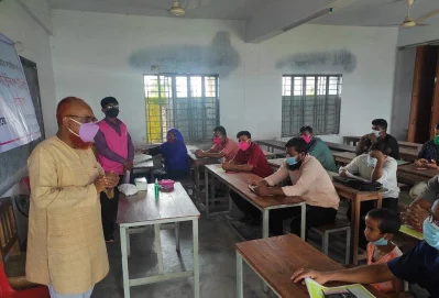 Leader of Community COVID-19 Prevention Committee (CCPC) discussing the importance of mask wearing with the CCPC members so that they can raise awareness within their communityn