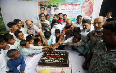 Awami League supporters hold a cake-cutting ceremony with some orphans in Azimpur, Dhaka on Tuesday, September 28, 2021 Mahmud Hossain Opu/Dhaka Tribunen