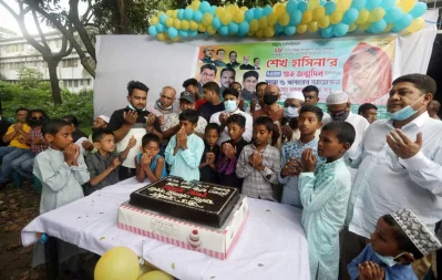Awami League supporters hold a cake-cutting ceremony with some orphans in Azimpur, Dhaka on Tuesday, September 28, 2021 Mahmud Hossain Opu/Dhaka Tribunen