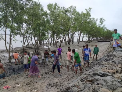 Cyclone YAAS - After cyclone YAAS hit Padma Pukur, Patakhali, Shyamnagar, the local people and the youth try to organize themselves to repair the dam beside their home before it is too late as the rising tidal water can enter the village from that side at any moment.