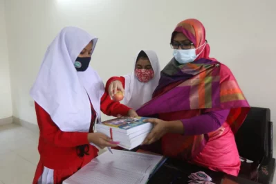 In pictures: Schoolchildren get new books in new year