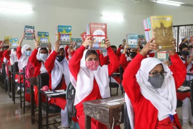 In pictures: Schoolchildren get new books in new year