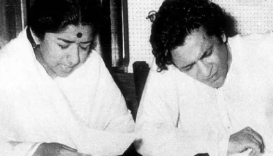In the picture, Lata Mangeshkar could be seen indulged in a music practice with legendary sitarist Pandit Ravishankar Instagram/@lata_mangeshkar