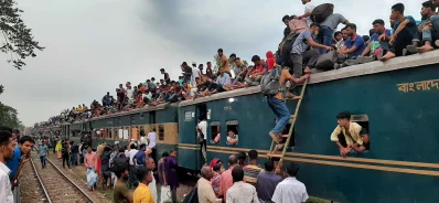 In Pictures: Holidaymakers dart home defying safety concern