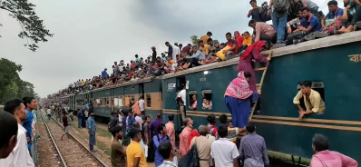 In Pictures: Holidaymakers dart home defying safety concern