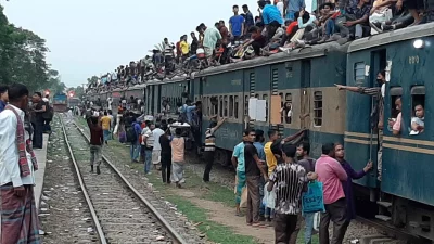 In Pictures: Holidaymakers dart home defying safety concern