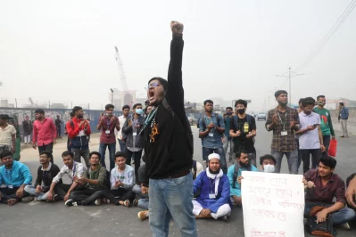 In pictures: Dhaka road blocked over death of Northern University student