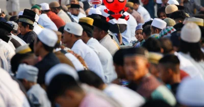 A boy attends mass prayers with a balloon at the Sunda Kelapa port during Eid-ul-Fitr, marking the end of the holy fasting month of Ramadan in Jakarta, Indonesia, April 22, 2023 