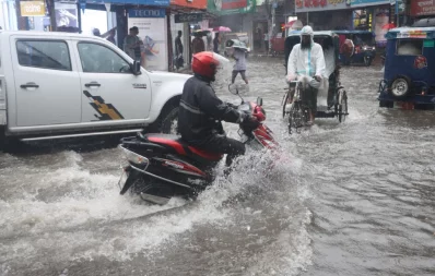 Heavy downpour in the last three days creates sufferings to residents of Barisal. Photo Credit: Dhaka Tribune