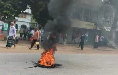 Hearing death news, local Awami league activists stage a protest rally by burning tyres on the Kushtia-Daulatpur regional road demanding strict punishment for those involved in the attack on Wednesday, August 9, 2023. Photo Credit: Dhaka Tribune 