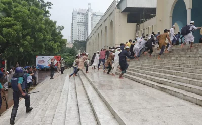 Police disperse followers of Delawar Hossain Sayedee as they attempt to hold funeral prayers at Baitul Mukarram National Mosque in Dhaka on Tuesday, August 15, 2023. Photo: Mehedi Hasan/ Dhaka Tribune