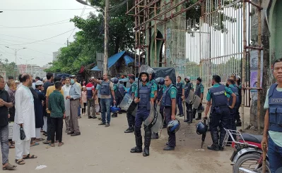 Police disperse followers of Delawar Hossain Sayedee as they attempt to hold funeral prayers in front of Almas Cinema Hall in Chittagong on Tuesday, August 15, 2023. Photo: Dhaka Tribune
